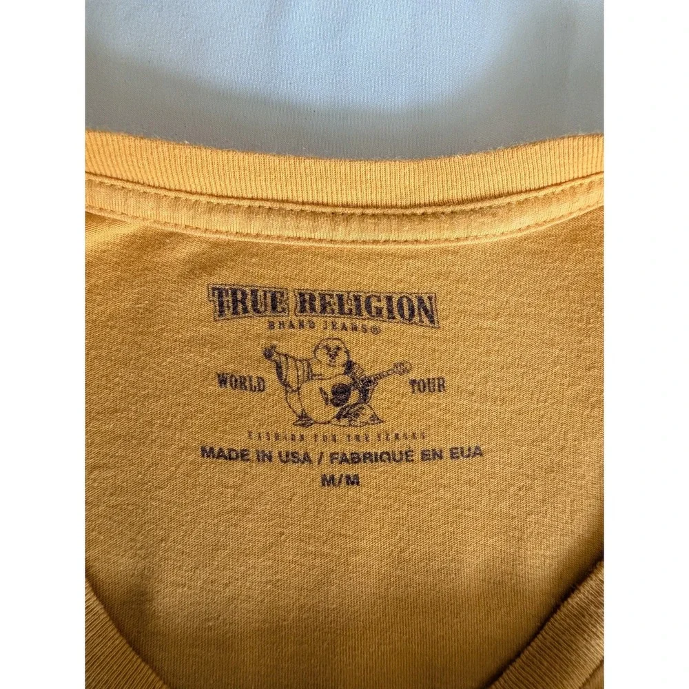True Religion Mens Mustard Yellow Graphic T-Shirt Horseshoe Applique Size M USA